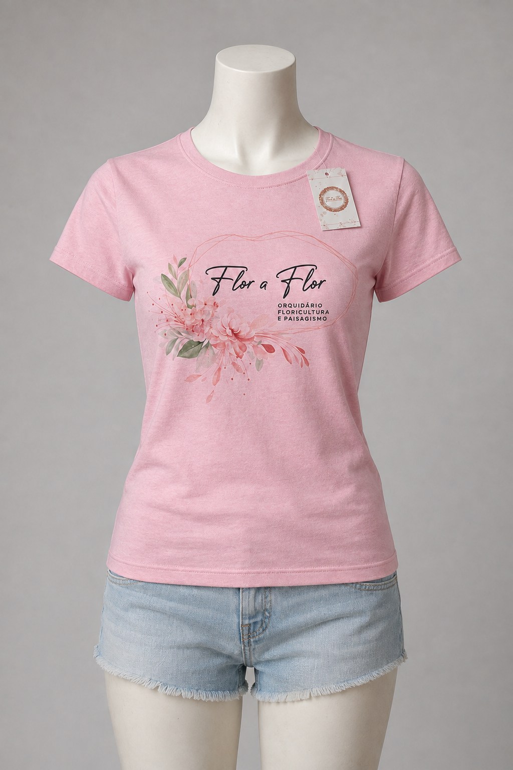 Modelo usando camiseta de poliéster personalizada
